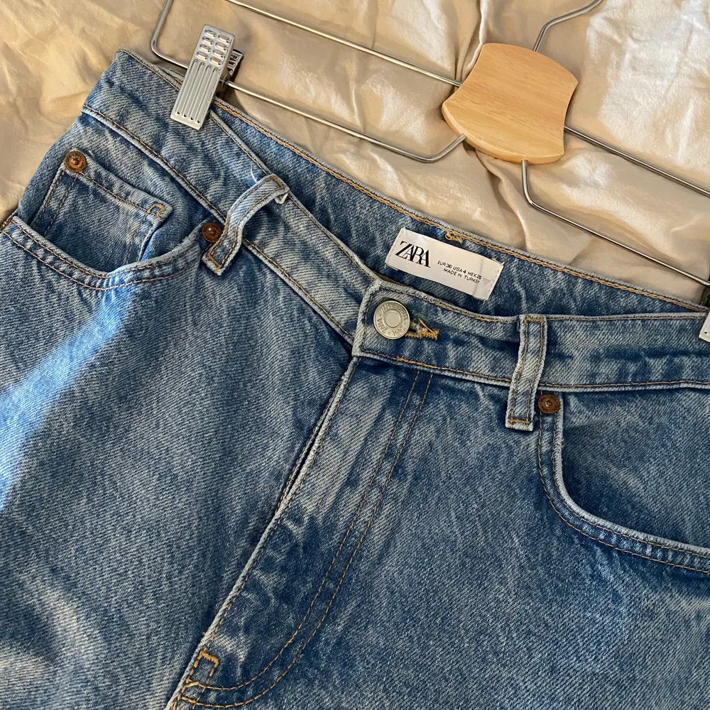 Ett par straight jeans från zara i storlek 36, använda ett fåtal gånger. Säljer då de inte kommer till användning! Skriv vid frågor eller fler bilder!. Jeans & Byxor.