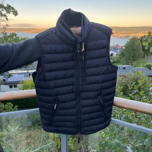 Parajumer väst  - Parajumper väst i nyskick! Storlek xs men sitter mycket större  Nypris runt 3k+ Självklart äkta 