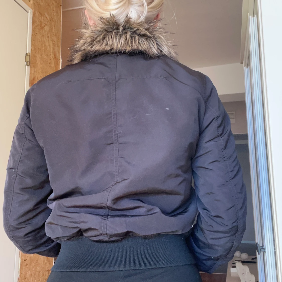 Svart bomberjacka med päls  - 91