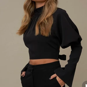 Hanna Schönberg x nakd - Snygg top från nakd helt slutsåld.  Storlek S💖