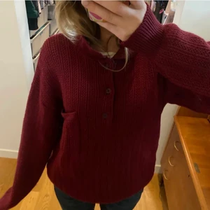 Stickad tröja - Så söt stickad tröja från Oscar Jacobson, perfekt till hösten och vintern!! Fin med både uppvikt och nervikt krage💖 några få defekter annars är den i fint skick!
