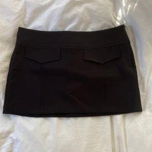 Lågmidjad kjol strl M - Svart lågmidjad kjol i storlek M från pull&bear. Aldrig använd så i super skick!