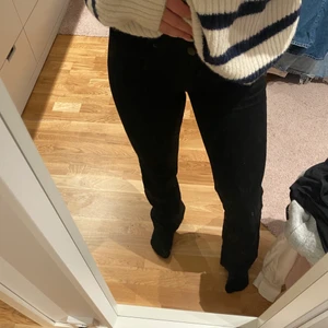 Jeans - Svarta jeans köpta på boozt. Använda en gång direkt när ja köpte dom, sen har dom bara legat i garderoben. Säljer dom då ja inte tycker dom sitter bra på mig. Strl W26 L32 o passar mig som har storlek 34-36