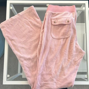Juicy couture - Säljer mina gamla juicy couture mjukisbyxor då jag är alldeles lång för att använda dom. Byxorna är i strl S, skulle säga att dom passar folk mellan 1,55-1,60. Nypris 999kr.  Färgen är ljusrosa💗