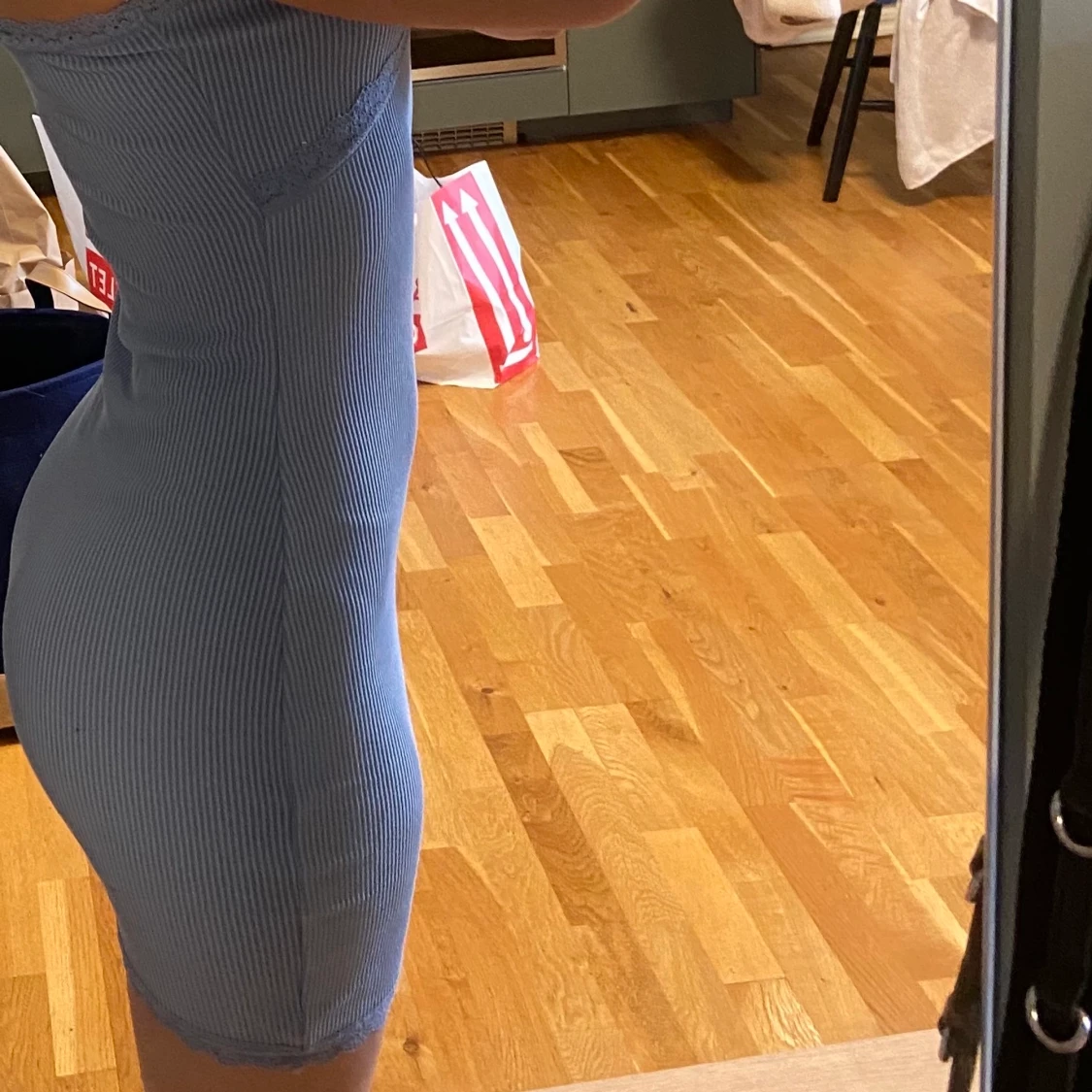 Ljusblå klänning med spets  - 90