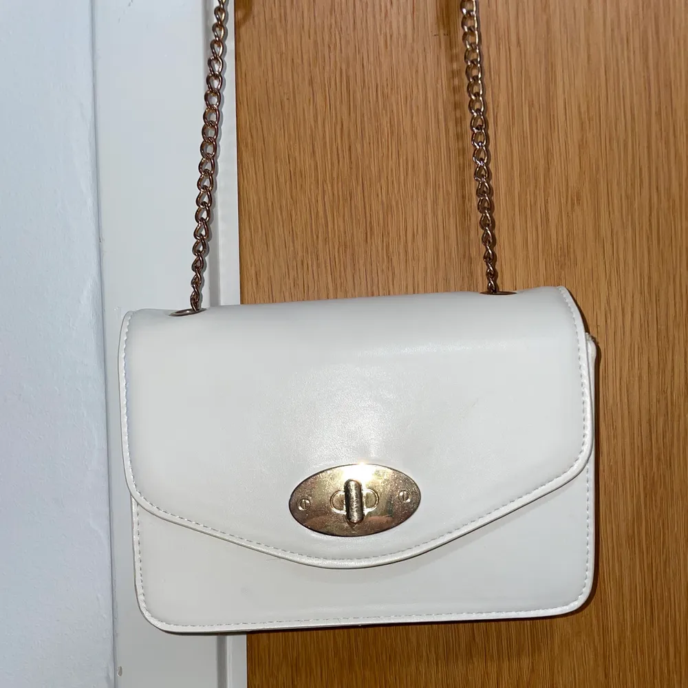 Säljer denna vita handväska från Glitter då den inte används längre. Hör av dig om eventuella frågor! (Köparen står för eventuell frakt). Väskor.