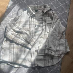 Hej, säljer denna oversize tröja/jacka perfekt till hösten! Jätte fin storlek L men snarare M köptes för ca 500kr!🫶🏼