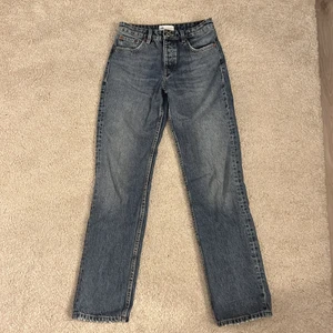 Zara jeans - Jag säljer mina jättefina jeans från Zara då dom inte längre passar på mig. Storlek 34 och knappt använda💗 Hör av dig om du är intresserad!