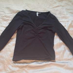 Fin svart tröja från H&M i storlek S men Passat även Xs och M 🤍 Säljer för den inte kommer till användning! 💗Säljer för 20kr + frakt 29kr💕