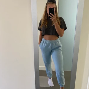 Mjukisbyxor - Baby blå mjukisbyxor från bikbok💙