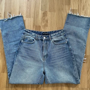 Pretty little thing jeans - Säljer dessa jättefina jeansen från prettylittlethins då de ej kommer till användning längre😓 sitter jättefint över skorna på mig som är 175 men skulle sitta finare på någon lite kortare😍 har öppning på sidorna 💓 stl 38 men passar 36 lika bra 💓