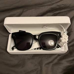 Säljer mina CHIMI solglasögon i modellen Berry #005 i svart. Inköpta december 2020 men endast använda 2-3 gånger, som i nyskick. Putsduk, fodral och ”glasögonpåse” ingår. Snygga & kvalitativa!  Nypris 999 kr. 