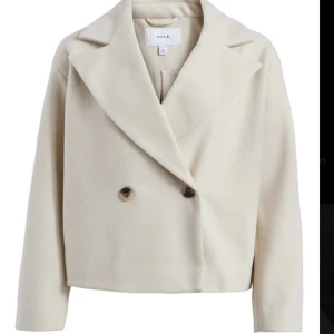 Jacka  - Beige jacka från vila, i storlek s/m  Köpt för 750, säljer för 450, pris kan diskuteras vid snabb affär