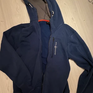 Sail racing hoodie storlek S - Sail Racing hoodie storlek S. Denna kommer tyvärr inte till användning.💙💙Nästan oanvänd och därav inga defekter💙köpt för 1000kr💙