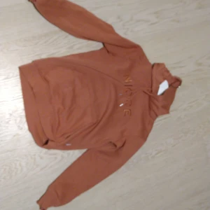 Nicce - En Nicce hudi tyckte inte att den var så snygg så säljer den för ett bra pris använt den en gång 12till15 år 