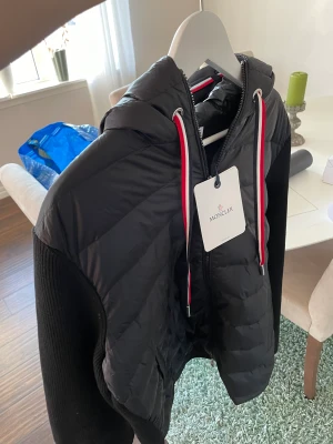 Moncler cardigan brand new  - Tjena! Säljer min helt nya moncler cardigan. Strl L Tags kvar! Passar perfekt nu till slutet av vintern/kallare vårdagar.   Skick 10/10 Brand new   5500kr (nypris 9500) 