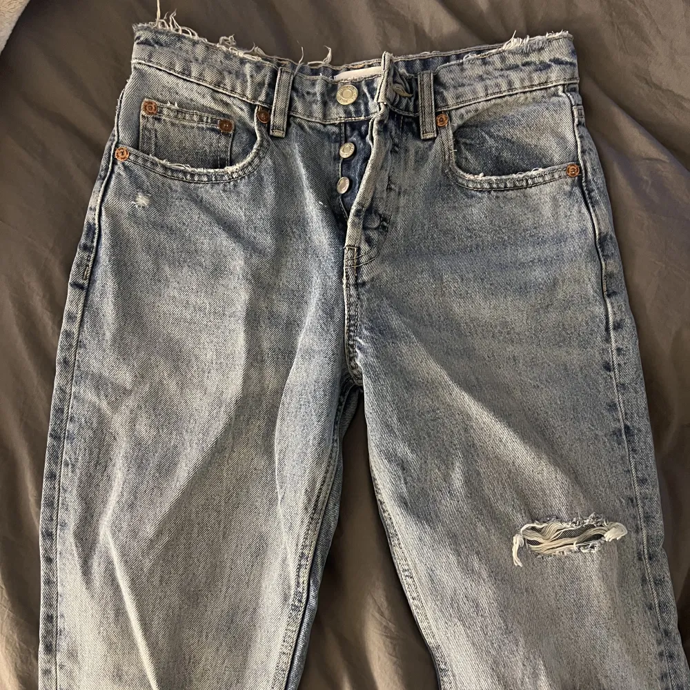 Zara low waist jeans! Dom har tyvärr aldrig kommit då dom är försmå😢 Storlek 36, skriv gärna för mer info & bilder 😍. Jeans & Byxor.