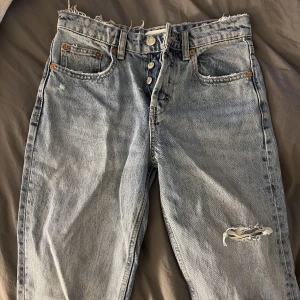 zara low waist - Zara low waist jeans! Dom har tyvärr aldrig kommit då dom är försmå😢 Storlek 36, skriv gärna för mer info & bilder 😍