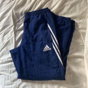 Adidas trackpants - Blå pösiga Adidas trackpants. Älskar dessa men har flera. Storlek M. Pm för fler bilder🌟