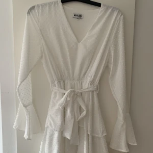 Studentklänning - Säljer på grund av att den inte kommer till användning. Endast använd ett fåtal gånger och är i nyskick. Passar perfekt till student skolavslutning. Storlek L men är liten i storleken så skulle säga att den passar M/S.☺️Frakt tillkommer.