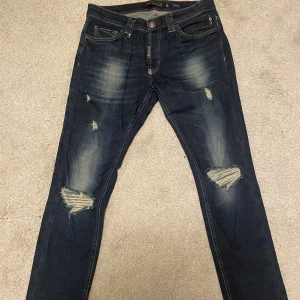 Philip Plein Jeans - Sällsynta Philip Plein Jeans, raka ben Strl : 30 Använda cirka 5-6 gånger.  Kvitto finns Kan hämtas och fraktas  Nypris 6000kr 