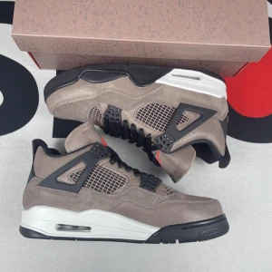 Jordan 4 Taupe Haze - Storlek: 36-47 Stockx tag, box medföljer Frifrakt (spårbar) - Skriv till @1sverigeklader på instagram och säg att du kommer från mig
