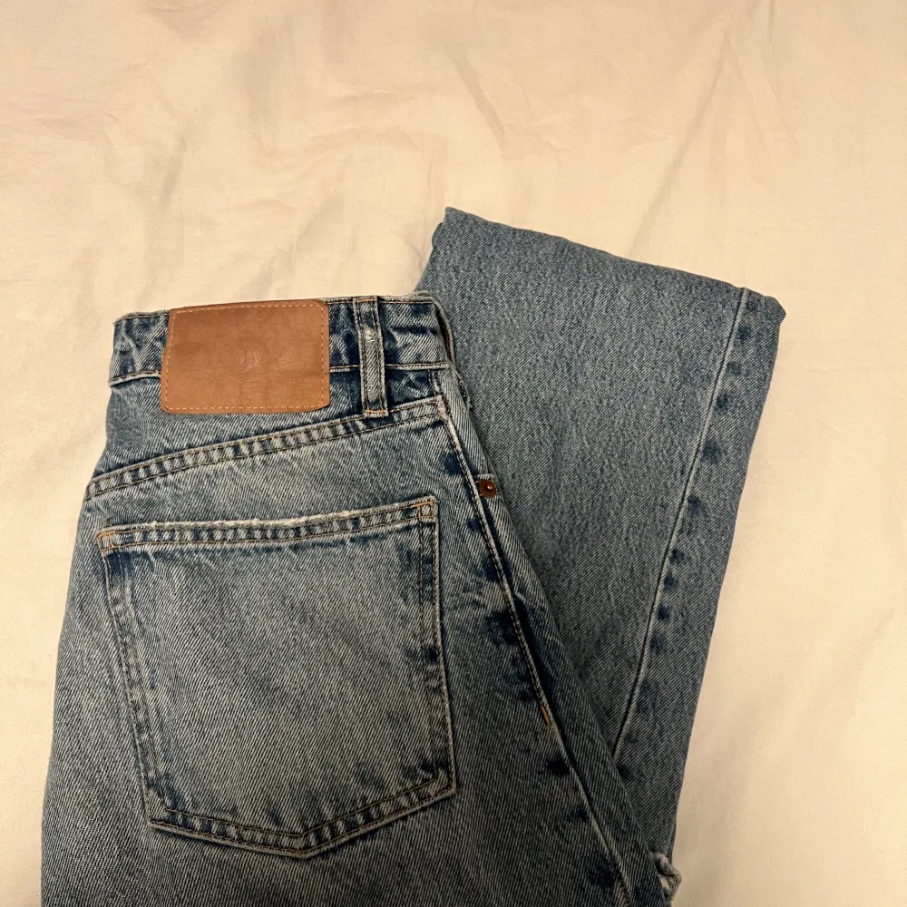 Min absoluta favorit jeans från zara. Har tyvärr blivit försmå så säljer nu mitt par i st 32😢💓 Frakt tillkommer! . Jeans & Byxor.