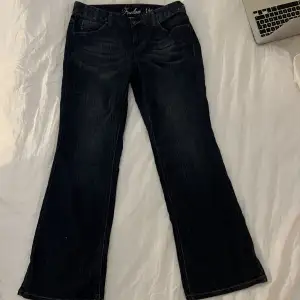 Fett snygga utsvängda mörkblå jeans från Tommy Hilfiger. Waist: 88cm, inseam: 80cm, rise: 24cm. Se bild 3, ihopsytt vid bakfickan. Köp nu funkar bra, hör av er vid frågor! 