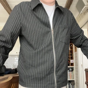 Weekday overshirt - Weekday overshirt, svart med vit pinstripe. Sitter som M/L. Nyskick. Kan samfrakta om det önskas.