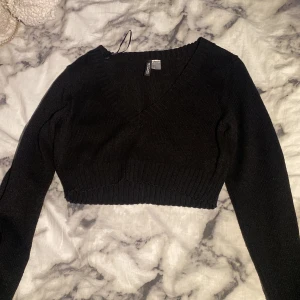 Urringad tröja - En stickad tröja typ som är lite urringad och typ en slags magtröja 