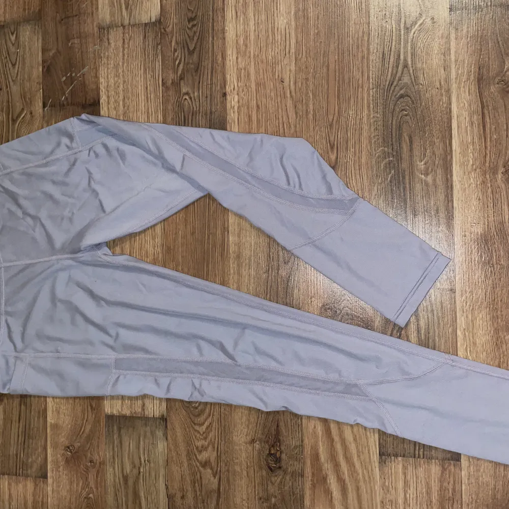 Ljus-lila/lavendel förgade träningsbyxor med fickor. . Jeans & Byxor.