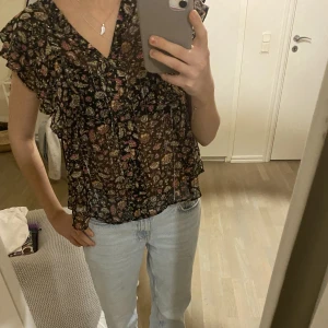 Blus - Snygg blus till sommaren från mango, knappt använd. Köp direkt för 200kr+frakt