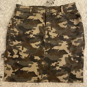 Camoflauge Grön Jeanskjol - Köpt från New Yorker, oanvänd<3 Passar S/XS<3 Skönt jeansmaterial<3