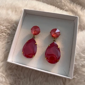 Caroline Svedbom  - Caroline Svedbom perfect drop earrings. Specialbeställda så finns inte att köpa. 18 karat guld och swarovski kristaller. Köpta för 1495kr och säljer för 1000kr💕💖💞