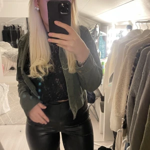 Grön jeansjacka  - Säljer min fina fina gröna jacka då den inte kommer till användning längre.. Jätte fin och skön perfekt till vår sommar och hösten!