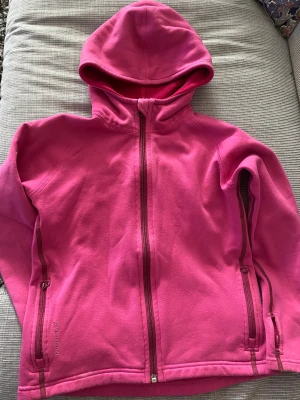 Houdini junior 130 - Houdini fleecejacka i fint använt skick som dottern växt ur, säljes. Nypris 1100kr. Passar perfekt under skidjackan eller som den mjuka vårjackan.