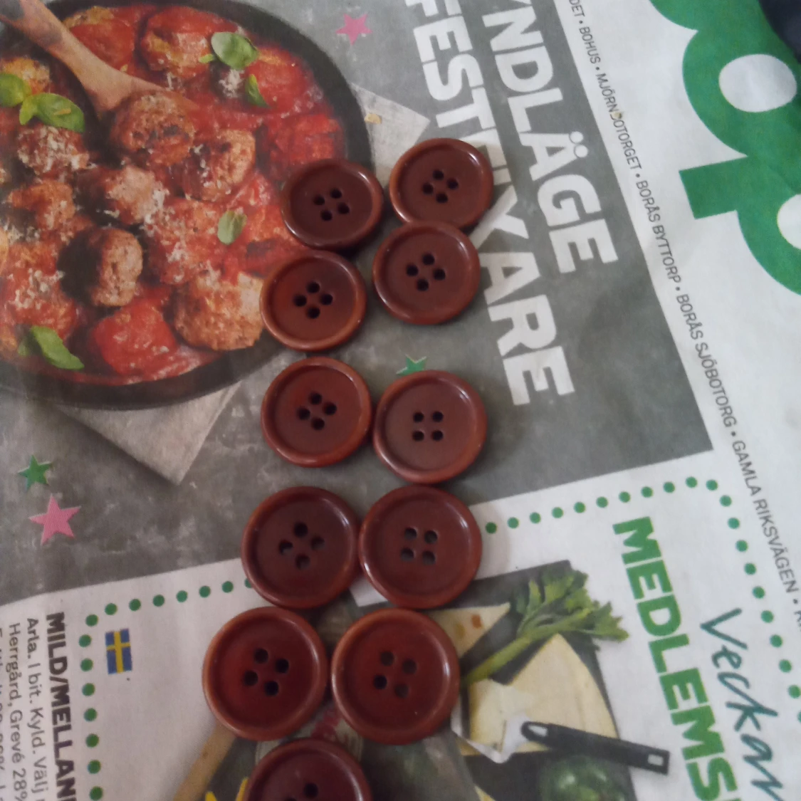 Bruna runda plastknappar ca 2 cm stora plast .