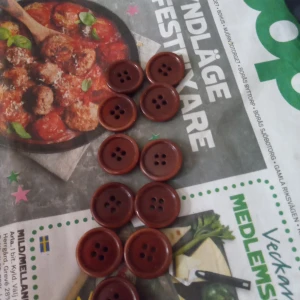 Bruna runda plastknappar ca 2 cm stora plast . - Fina bruna runda plastknappar ca 2 cm stora .11 stycken .hämtas i Skene alt skickas o köpare betalar frakten o Swishbetalning tillämpas alt kontant betalning .