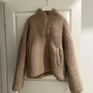 Teddyjacka - Teddyjacka från Noisy May. Storlek M. (Har normalt S). 