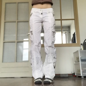 Cargobyxor - Amazing lågmidjade cargobyxor  💝Lite små missfärgningar längst ner, se bild. Storlek W28, uppskattas till storlek W29. 84 cm runt midjan, 90 cm innerbenslängd. Jag är 176 cm och har W29 i jeansstorlek 💛Endast frakt ✨Använd gärna köp nu<3