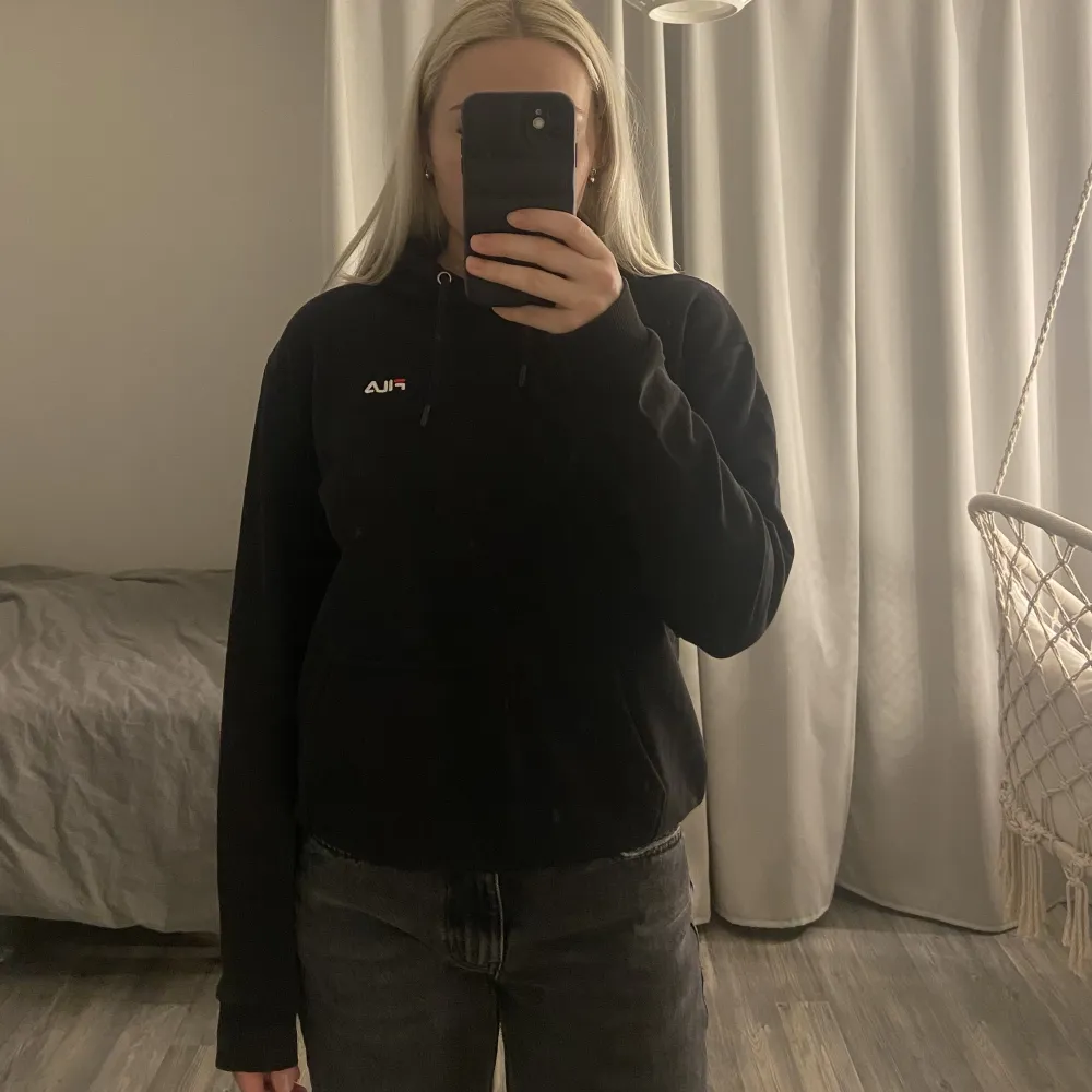 Svart Fila hoodie🖤 storlek S. Säljer för att den är för liten för mig och inte min stil längre. Den är i fint skick. Hoodies.