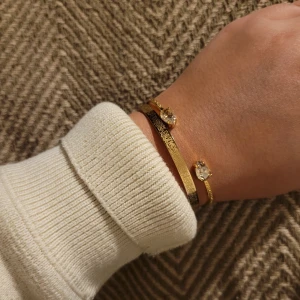 Caroline Svedbom, mini drop bracelet  - Mini drop armband från Caroline Svedbom. Fick i present i julas och har inte används, därav perfekt skick! Nypris: 700 kr, säljer för 350 kr. Har råkat tappa bort tillhörande ask, därav ett billigare pris. Hör av dig vid frågor!