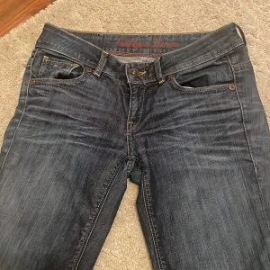 Lågmidjade jeans från Tommy Hilfiger - Lågmidjade jeans från Tommy Hilfiger, sitter supersnyggt!  Innerbenslängd: 73cm Midjemått: 78cm