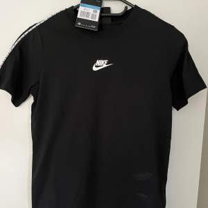 Nike t-shirt. Nike märke båda sidorna av ärmarna. Storlek 170. Passar XS.