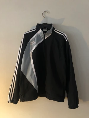 Adidas jacka - Cool adidas jacka som är väldigt tunn, går väldigt bra att använda på sommarkvällar men också som tröja när som. Har köpt secondhand men känner inte riktigt att den är min stil längre. Sitter ganska over sized på midsommar är ca storlek M🌤️💗