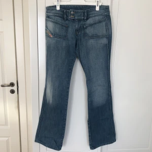 diesel jeans - w28 l32 skulle jag säga  bra skick aldrig använda (av mig) men köpta second hand. har en ljus fläck på benet men man märker inte av den tycker jag🤷🏻‍♀️🤷🏻‍♀️🤷🏻‍♀️ frakt 69kr och betalas av köparen❤️