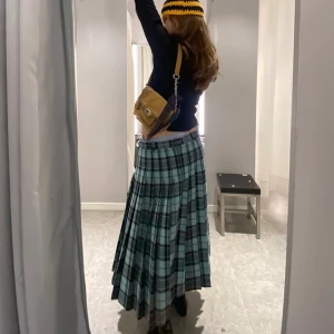 Vintage kjol - Säljer min underbara blåa ”kilt” / långkjol i ett rutigt mönster!  Kan sitta på höften eller högre upp med skärp!