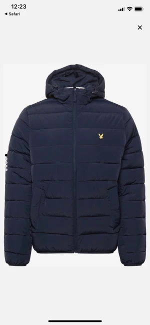 Marin blå lyle&scott jacka - Jättesnygg jacka till ett billigt pris! Använd ett fåtal gånger och säljer pga att den har blivit för liten. Orginalpris: 1500kr, Mitt pris: 750kr