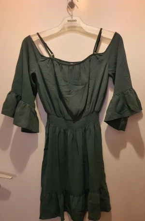 Klänning  - Klänning som ser som nya, används ett/två gånger bara