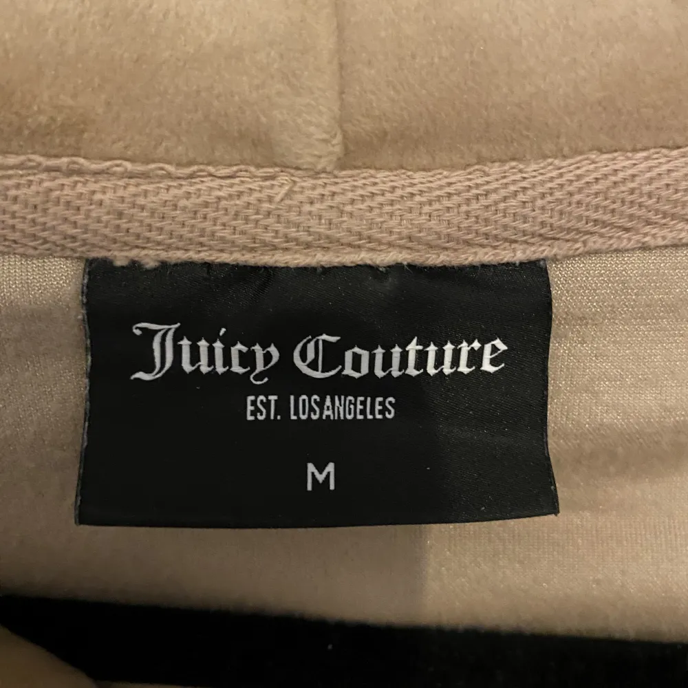 Säljer min beiga juicy couture tröja som är i bra skick. Tröjor & Koftor.